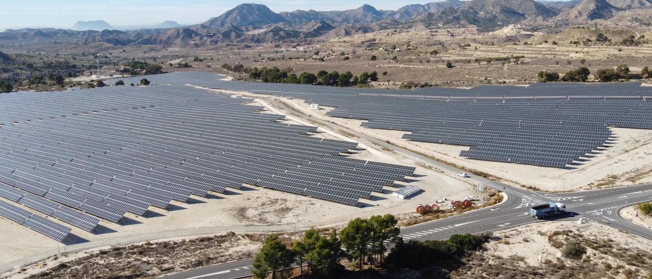 Planta solar Turroneros situada en Xixona, en una imagen reciente.