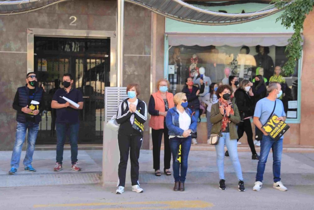 Hosteleros colapsan el centro de Lorca reclamando la apertura de sus negocios