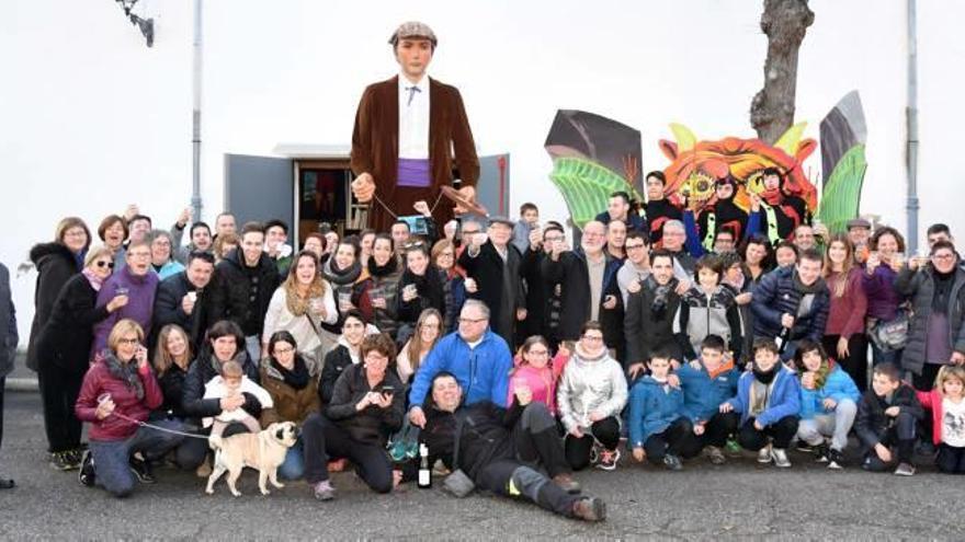 Un bon grapat de merolencs premiats amb la Grossa van celebrar la joia a la plaça del teatre amb el gegant del poble com a comparsa convidada