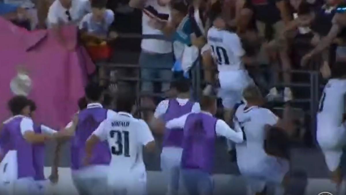 El Madrid celebró el gol con la afición y la valla de protección cedió momentos después