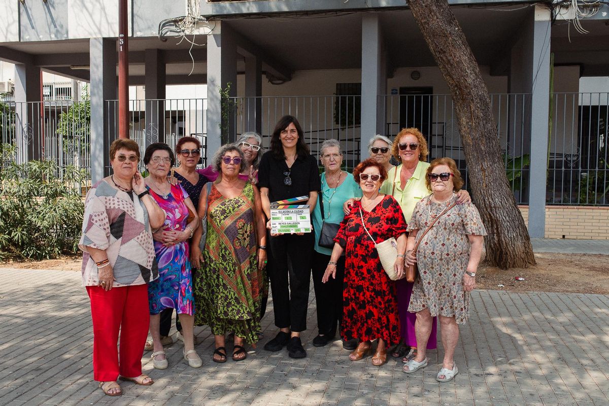 Reyes González junto a las protagonistas de 'Ellas en la ciudad' durante el rodaje del documental.