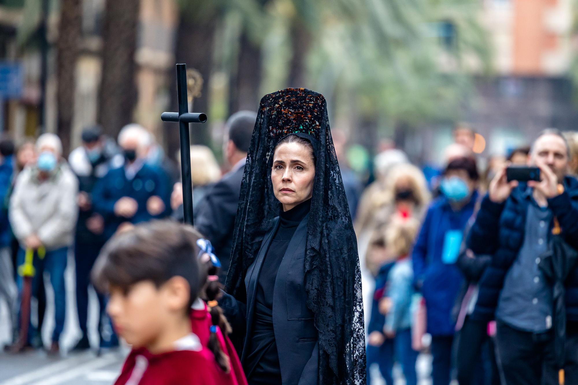 Procesión del Ecce Homo en Alicante  En Alicante las primeras imágenes en llegar eran las de la procesión del Ecce Homo que estrenado en esta procesión la primera fase del nuevo paso del Señor, consistente en parihuela y ebanistería. Esta cofradía celebra el 75 aniversario de su fundación.