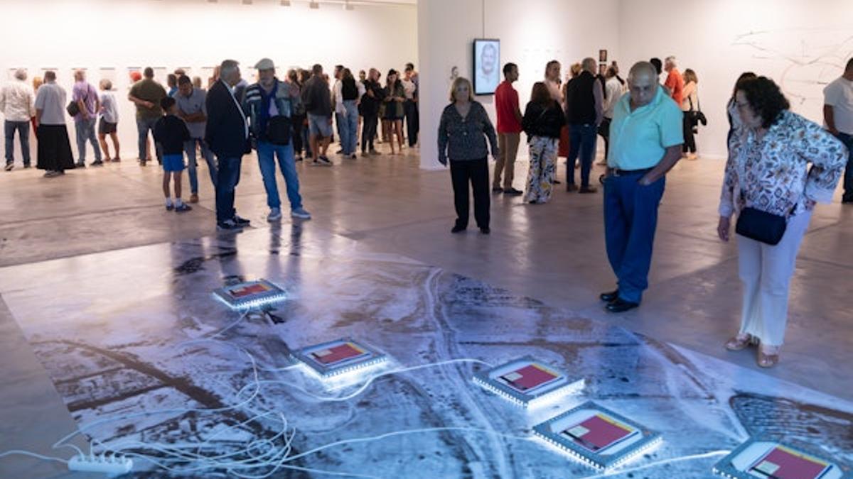 El Centro de Arte Juan Ismael inaugura con éxito las exposiciones ‘13:30’ y ‘Cerca No importa Lejos’