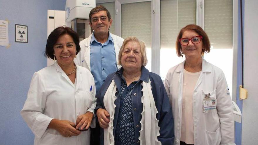 De izquierda a derecha, Montserrat Sallés, José Ignacio Arias, Antonia Carrasco y Beatriz Vidal, ayer, en una de las salas de mamografía del Hospital Monte Naranco de Oviedo.