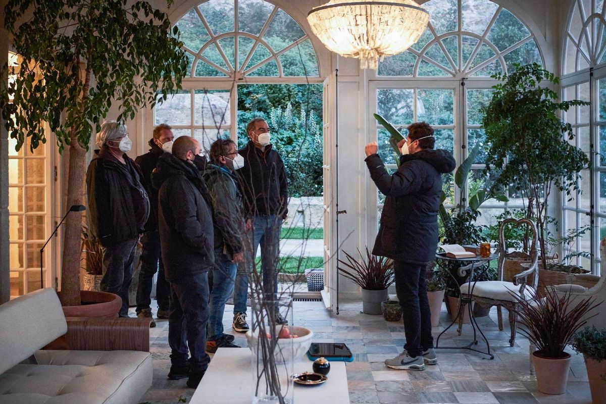 Kike Maíllo, director del episodio 9, dando indicaciones.