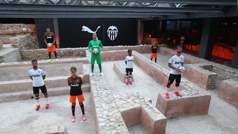 Así es la nueva equipación del Valencia CF para la temporada 2019/2020