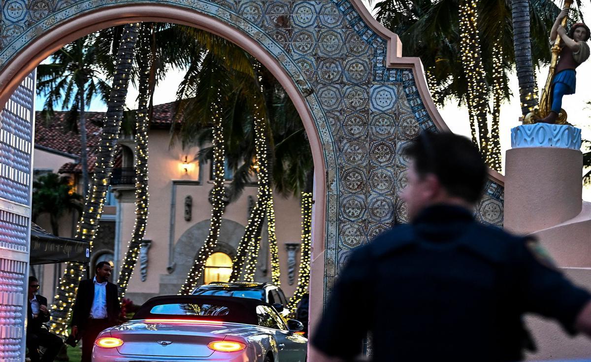 Un guardia de seguridad revisa a un visitante que ingresa al club Mar-a-Lago del expresidente estadounidense Donald Trump en Palm Beach, Florida.