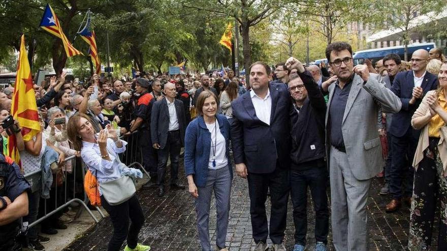 La presidenta del Parlament, Carme Forcadell, el vicepresidente Junqueras, su &quot;segundo&quot;, Josep Maria Jové, y el secretario general de Hacienda, Lluis Salvadó, tras la puesta en libertad de estos dos últimos. // Efe