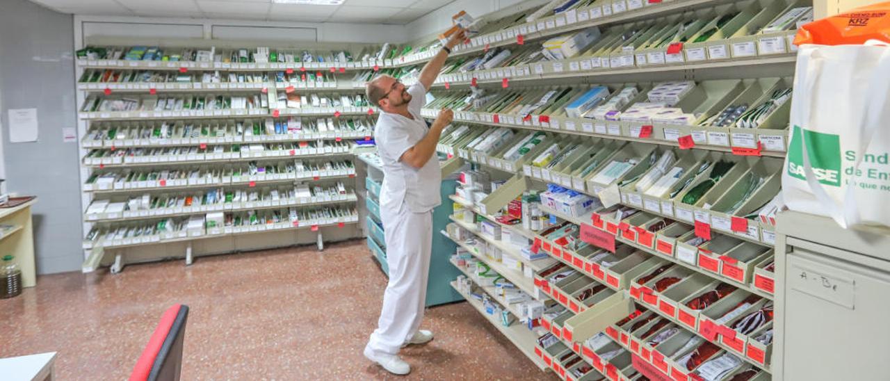 Un trabajador del servicio de Farmacia del Hospital Vega Baja, ayer, en una de las «salas blancas» que van a ser renovadas.