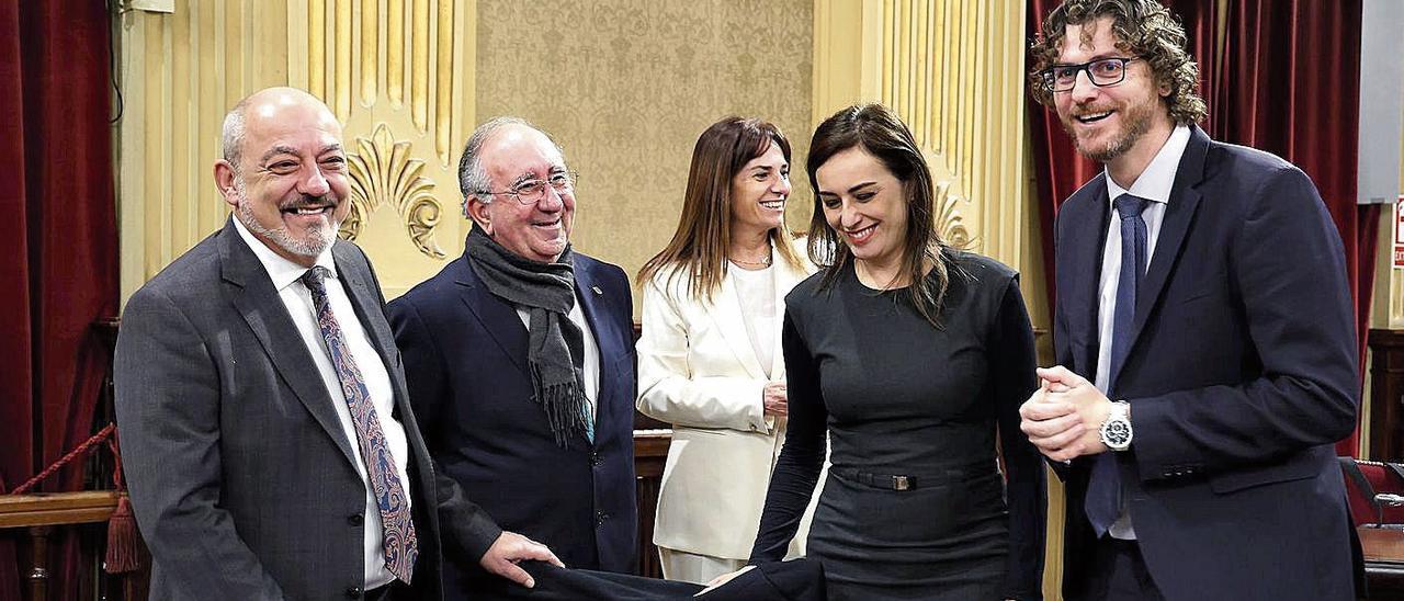 Sebastià Sagreras (re.) von der PP schäkert im Parlament mit den Kollegen von Vox, die seine Partei zuvor überrant haben.