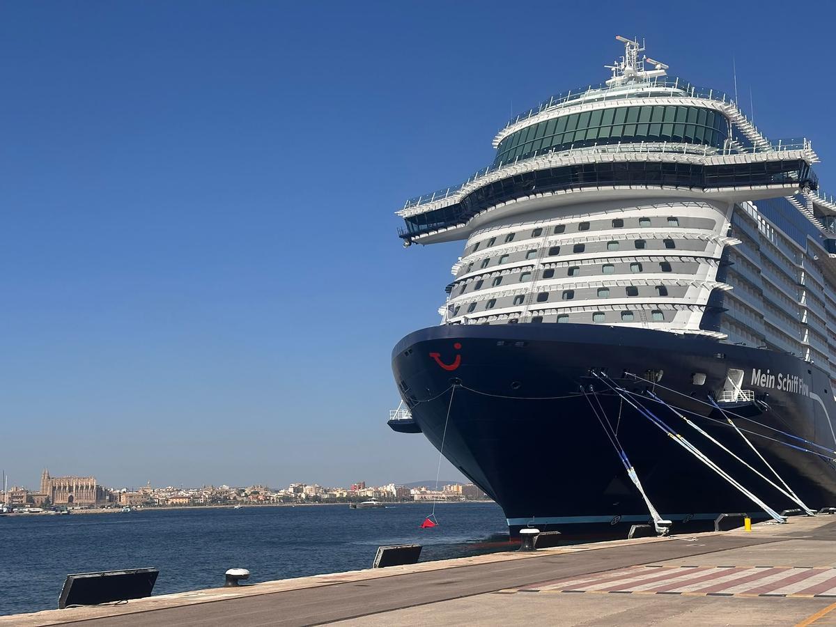 Die Mein Schiff Flow im Hafen von Palma.