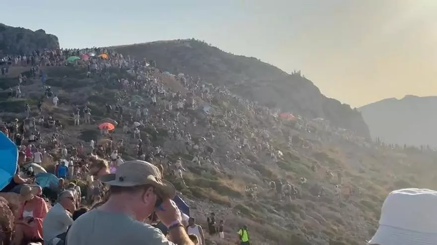 Las espectaculares imágenes de centenares de personas concentradas en las Coves Blanques de Pollença para ver el eclipse