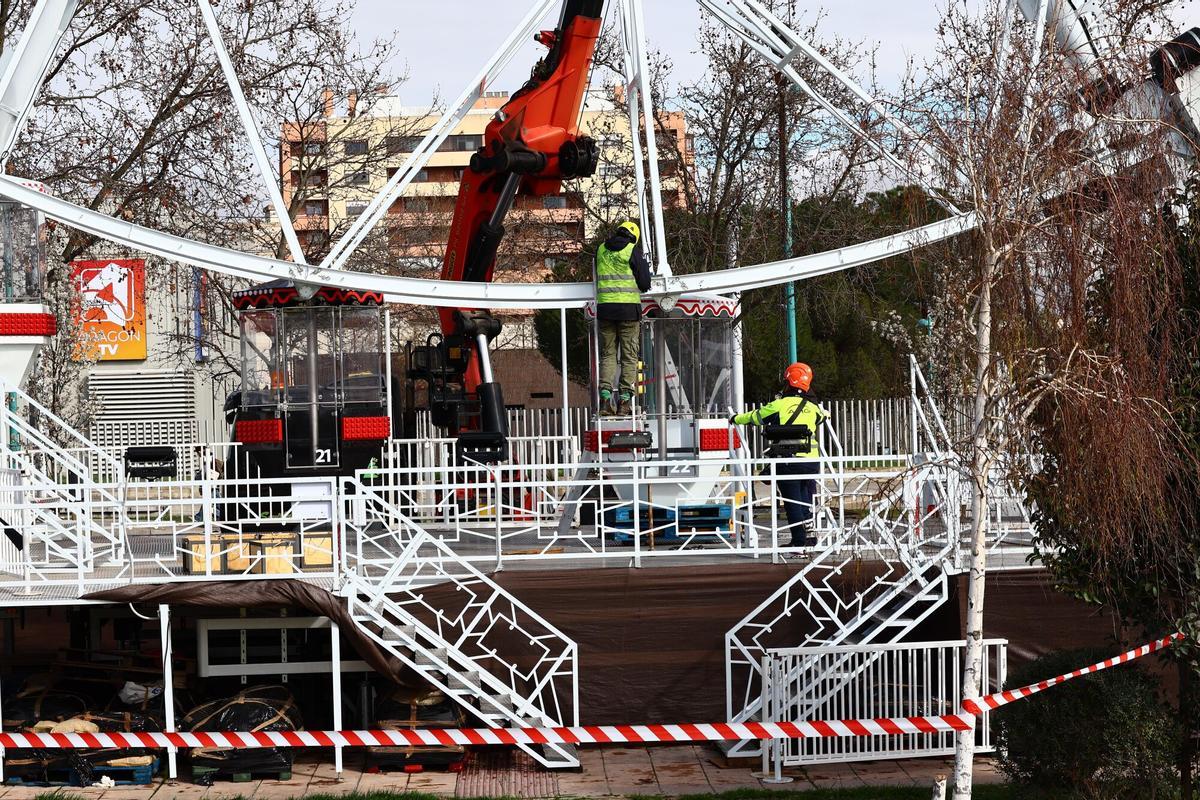 Desmontaje de la noria de Navidad