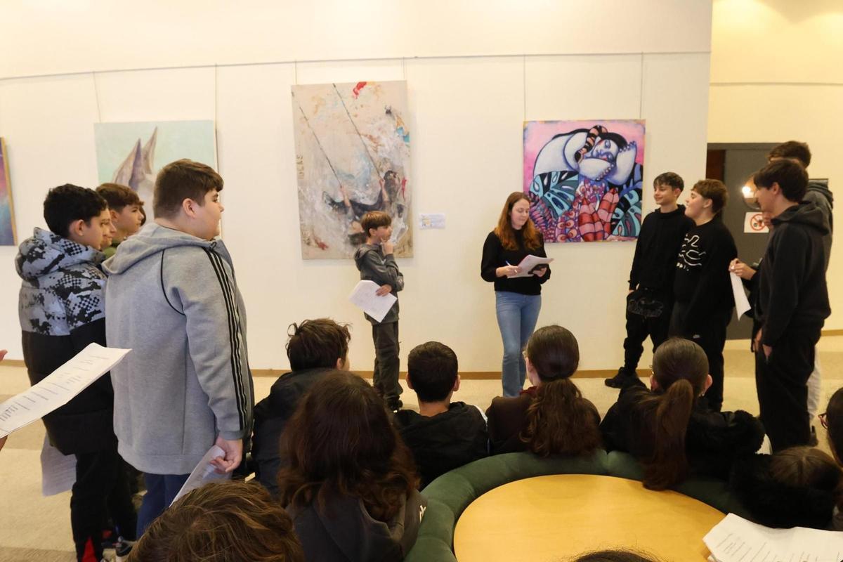 La redactora i Community Manager de Diario de Ibiza, Carla Torres Juan, pregunta als estudiants sobre la visita.