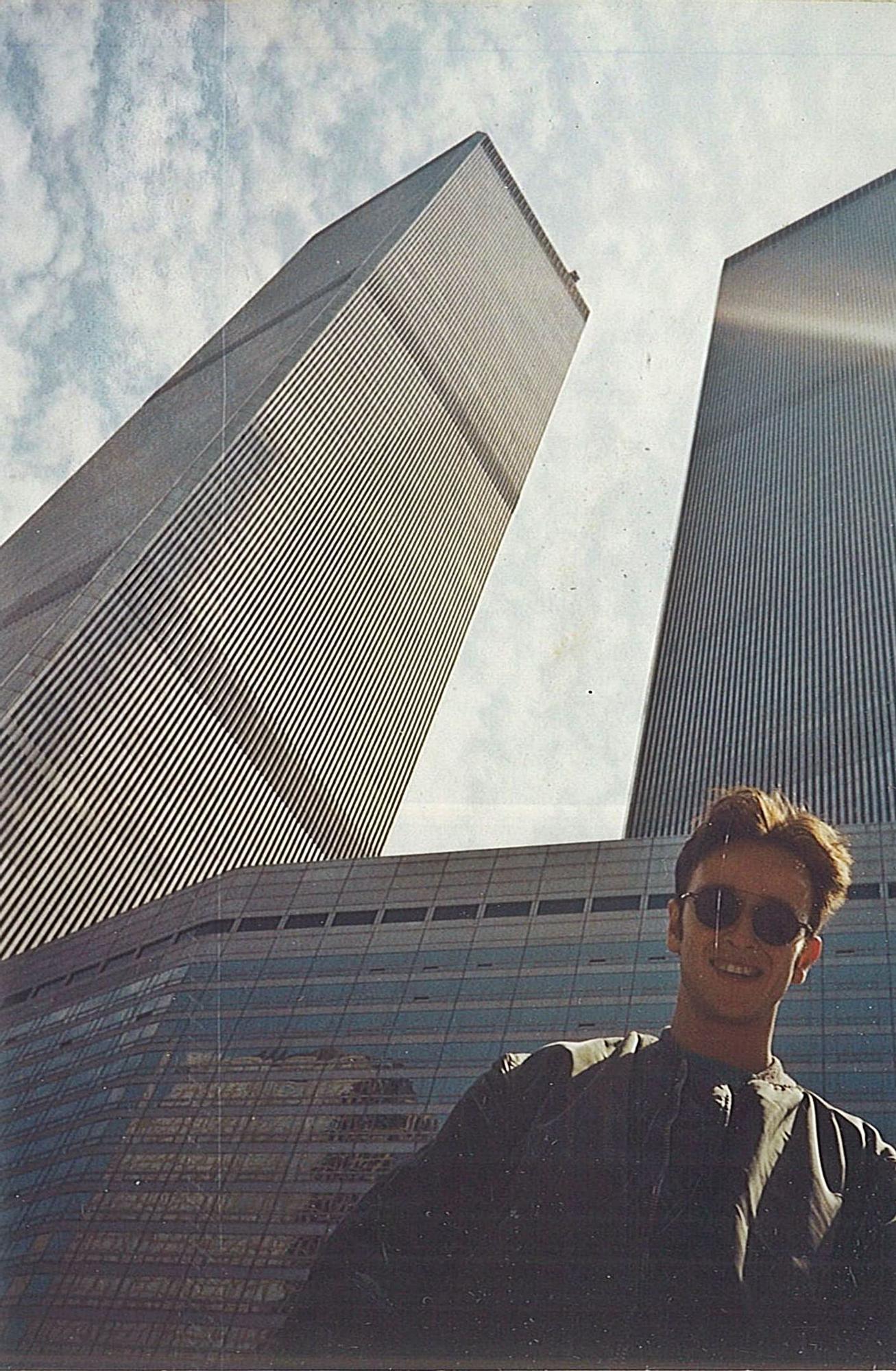 Joan Punyet junto a las Torres Gemelas mientras residía en Nueva York en los años 90.