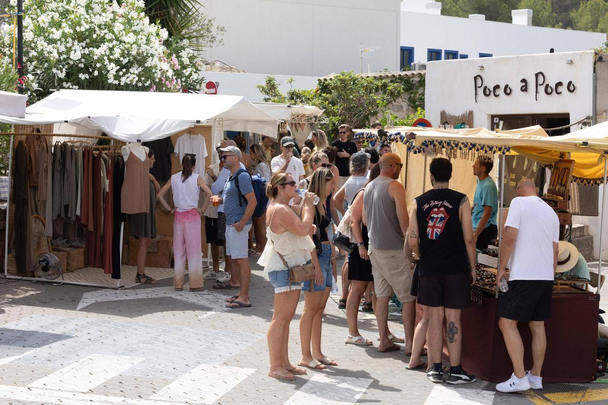 Galería: el mercadillo de Sant Joan en plena temporada de verano