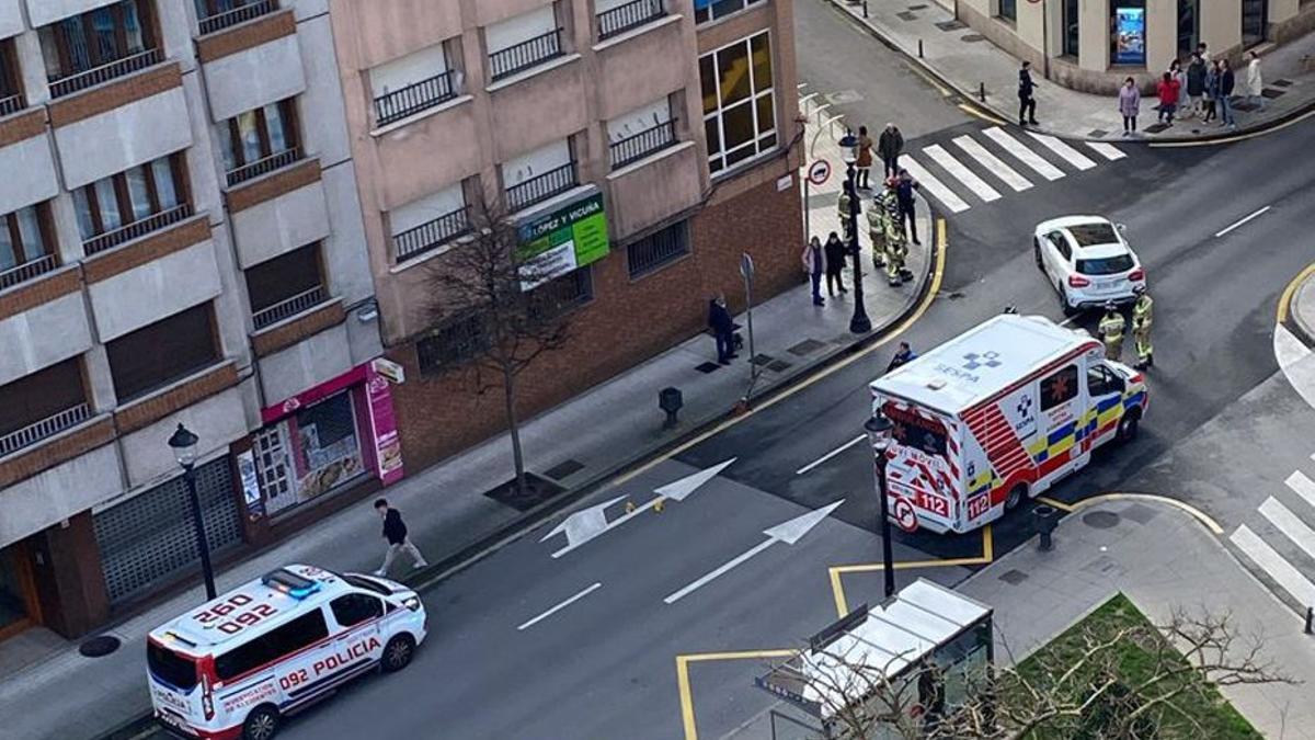 VÍDEO: Un motorista evacuado al HUCA por un grave accidente en Gijón
