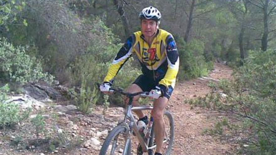 Vicent Serra, a lomos de su bicicleta de montaña practicando su deporte favorito.
