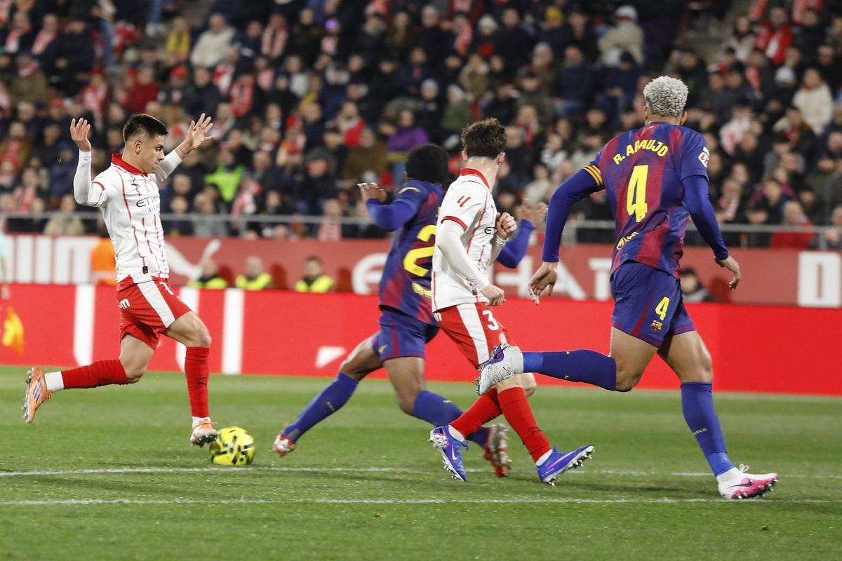 Echeverri i Koundé pugnen per la pilota en la polèmica acció