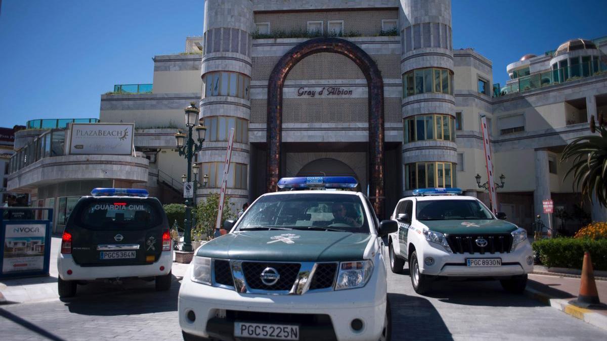 Operación de la Guardia Civil contra las propiedades de Rifaat al-Assad en Puerto Banus, Marbella, el 4 de abril de 2017.