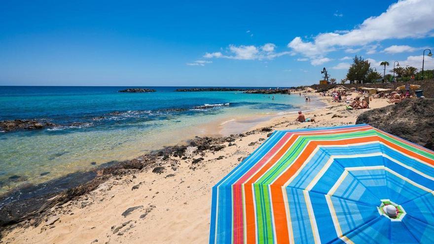 Arranca el estudio para la reconstrucción de los diques de tres playas de Costa Teguise