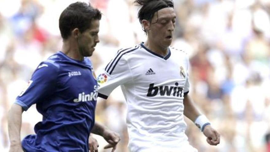 Gago, ayer ante Ozil en el Bernabeu