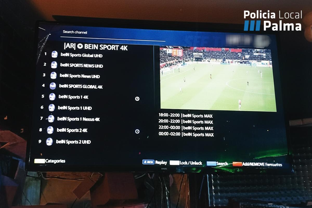 El televisor del local, durante la retransmisión del partido.