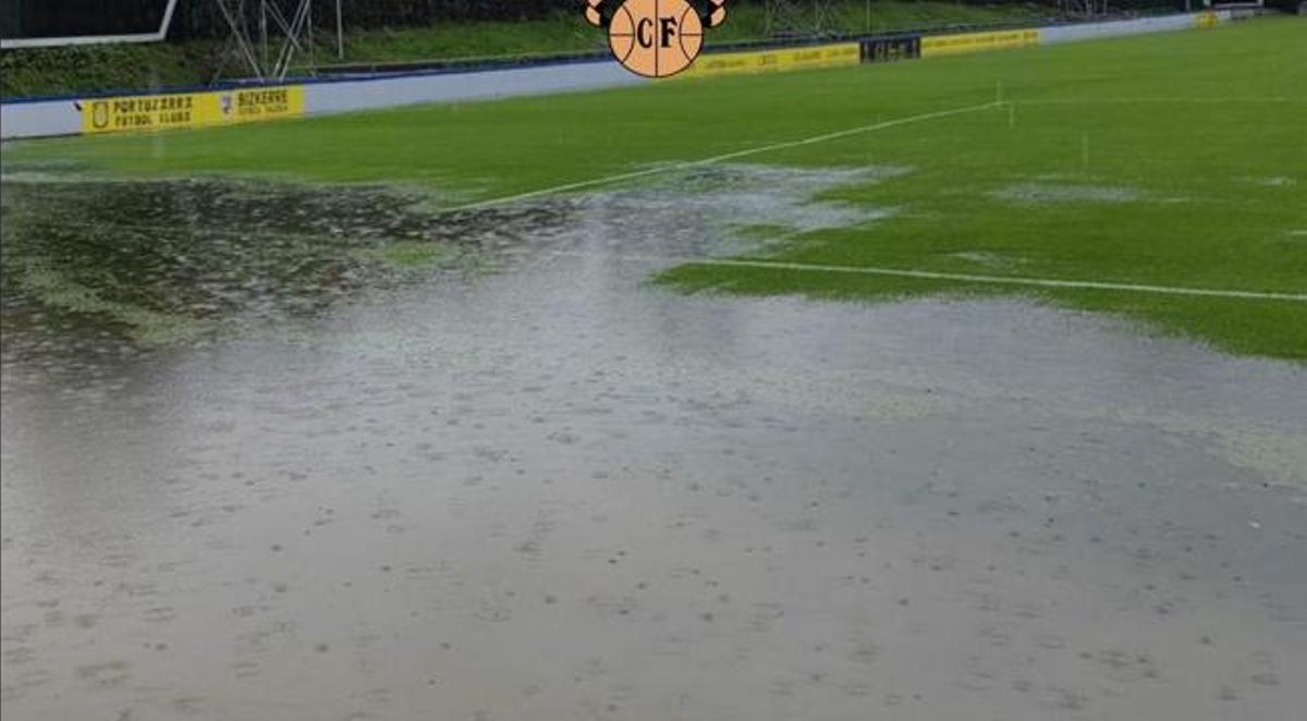 El terreno de juego totalmente inundado.