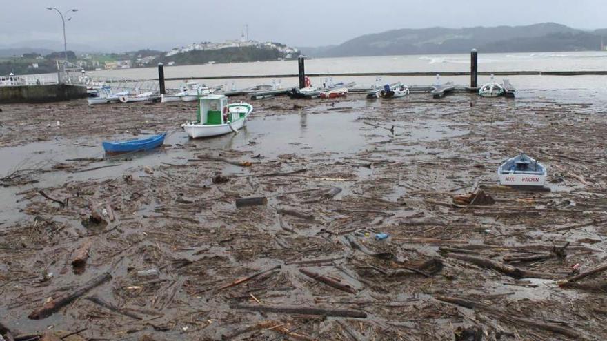 Estampa que ofrecía ayer el puerto de Figueras, lleno de sedimentos.