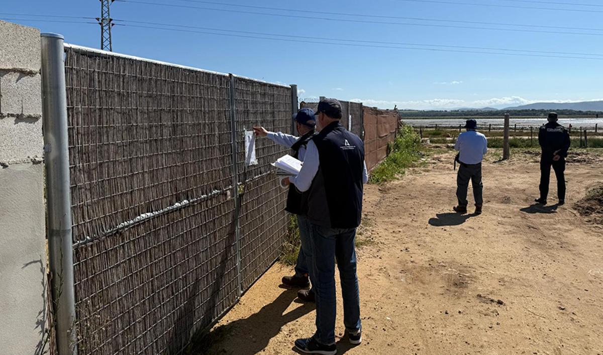 Precinto de una de las viviendas.