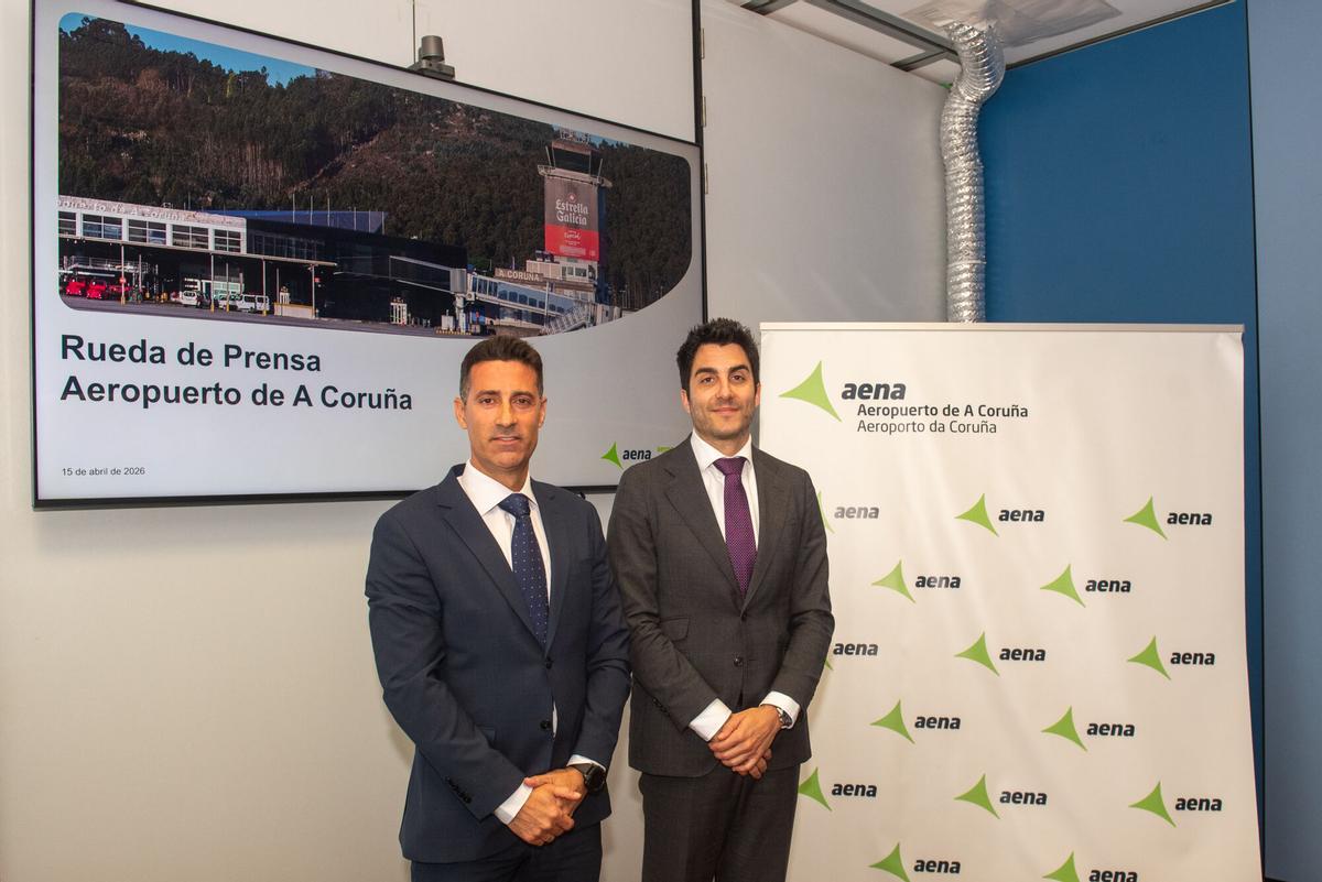 A la izquierda, Raúl Moya, director de aeropuertos del Grupo II de Aena, y a la derecha Joan Ibáñez, director de Alvedro