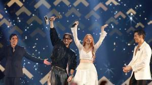 Tony Grox y Lucycalys levantan la Sirenita de Oro tras convertirse en los ganadores del Benidorm Fest 2026.