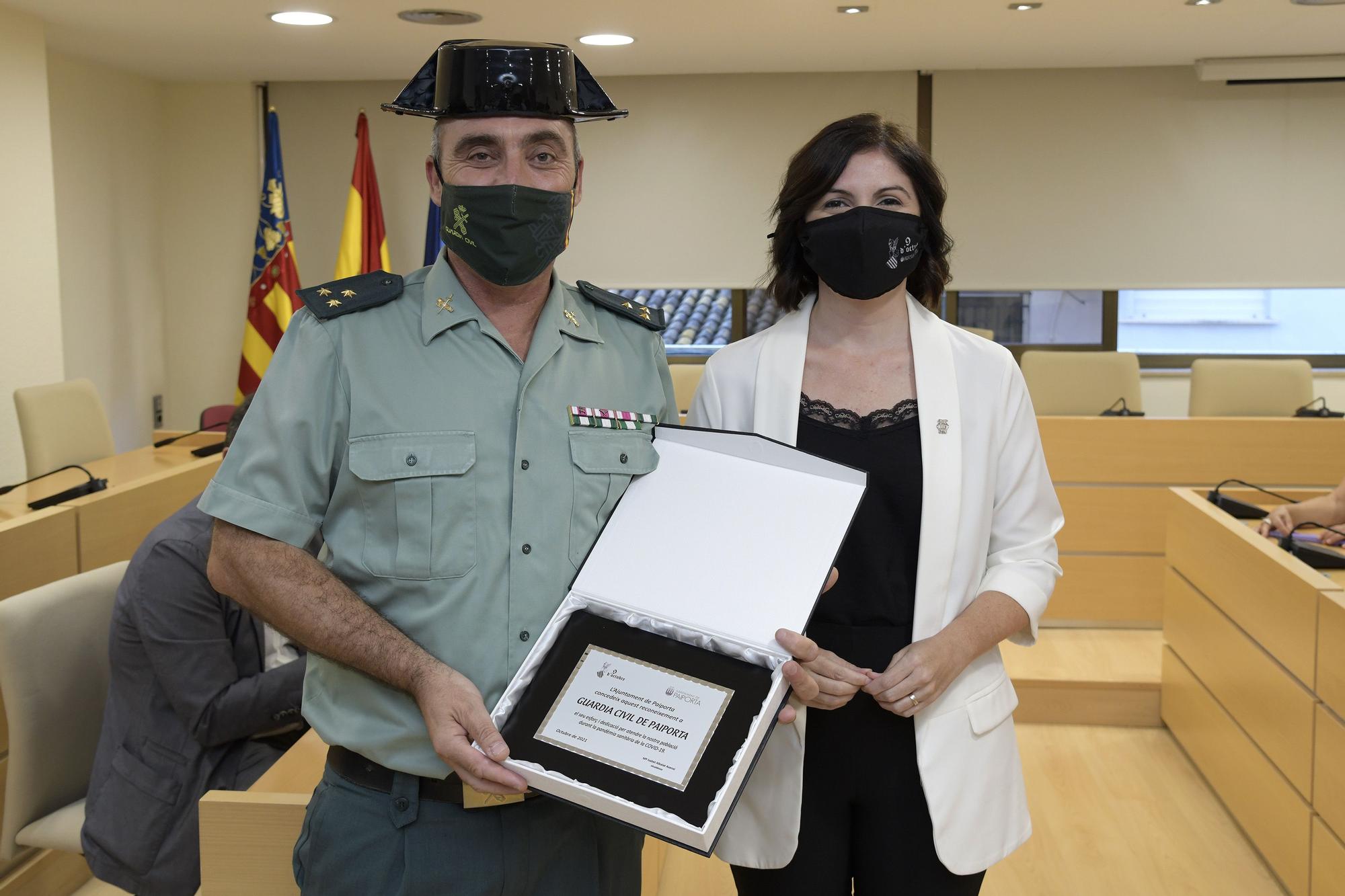 L'alcaldesa de Paiporta premia a la G.Civil.jpg