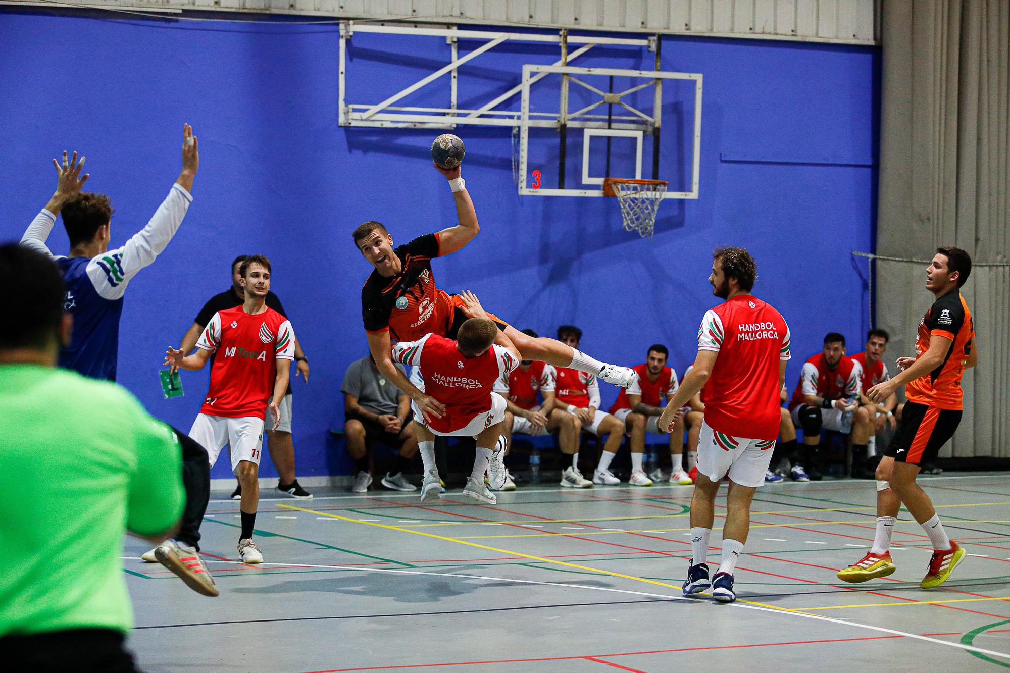 Las imágenes del partido entre el HC Ibiza y el Mitoura Handbol Marratxí