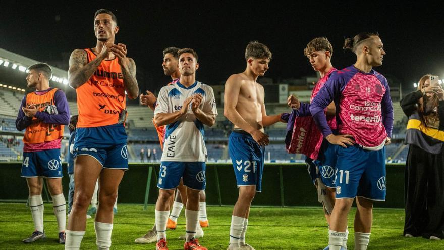 Los jugadores del Tenerife aplauden a sus aficionados tras consumarse el descenso. | EL DÍA DE TENERIFE