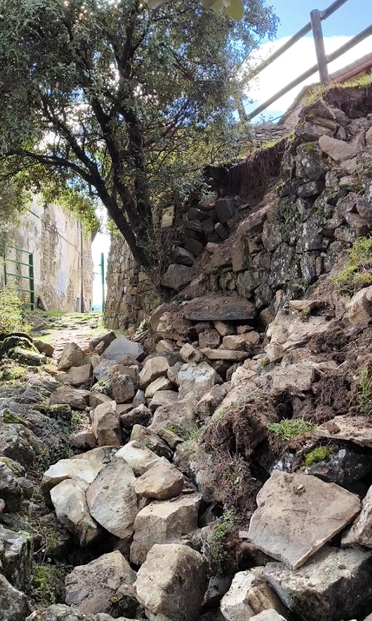 Las intensas lluvias han derrumbado el muro.