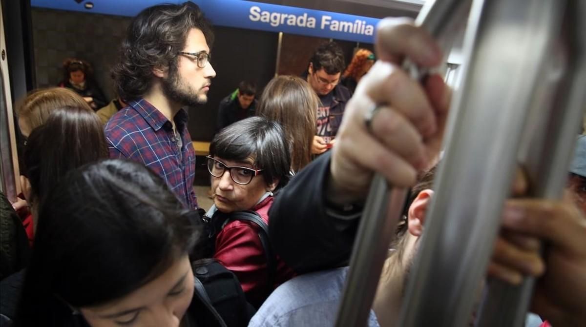  Ambiente en la estación de la Sagrera, de las 8 a las 9 de la mañana.