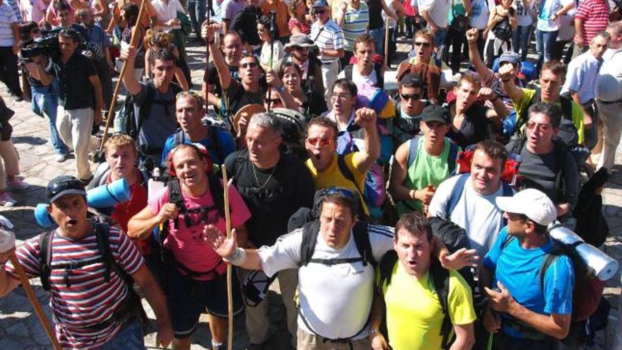 Varios de los peregrinos, ayer a su llegada a la Plaza del Obradoiro.  // Jorge Leal