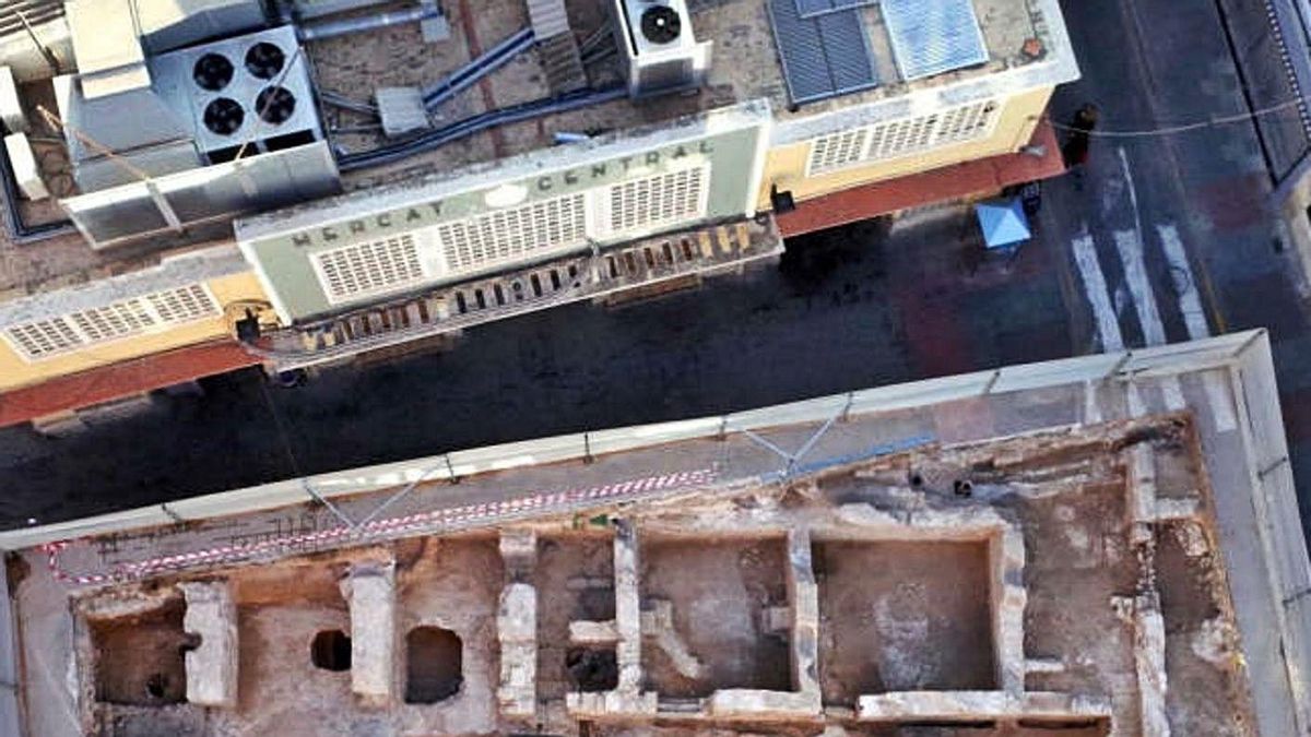 Aerial views of the Arab Baths discovered in front of the Market and access to the refuge. | ELCHE CITY COUNCIL Aerial views of the Arab Baths discovered in front of the Market and access to the refuge. | ELCHE CITY COUNCIL
