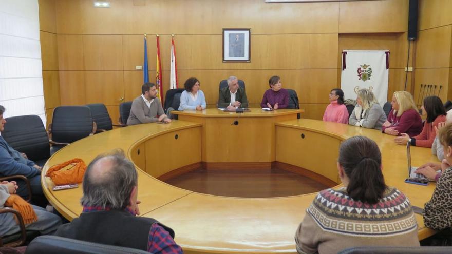 El alcalde de Carreño, Ángel García, en el centro, flanqueado por Beatriz González (izquierda) y Begoña Collado, durante la reunión con las familias de Les Candases. | R. A. G- O.