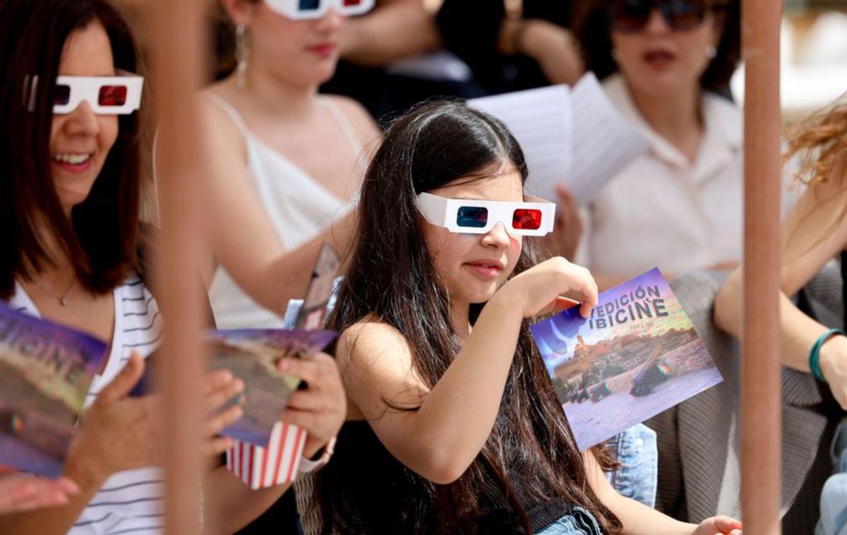 Una inauguración con gafas 3D y guiño al Patrimonio de la Humanidad de Ibiza  