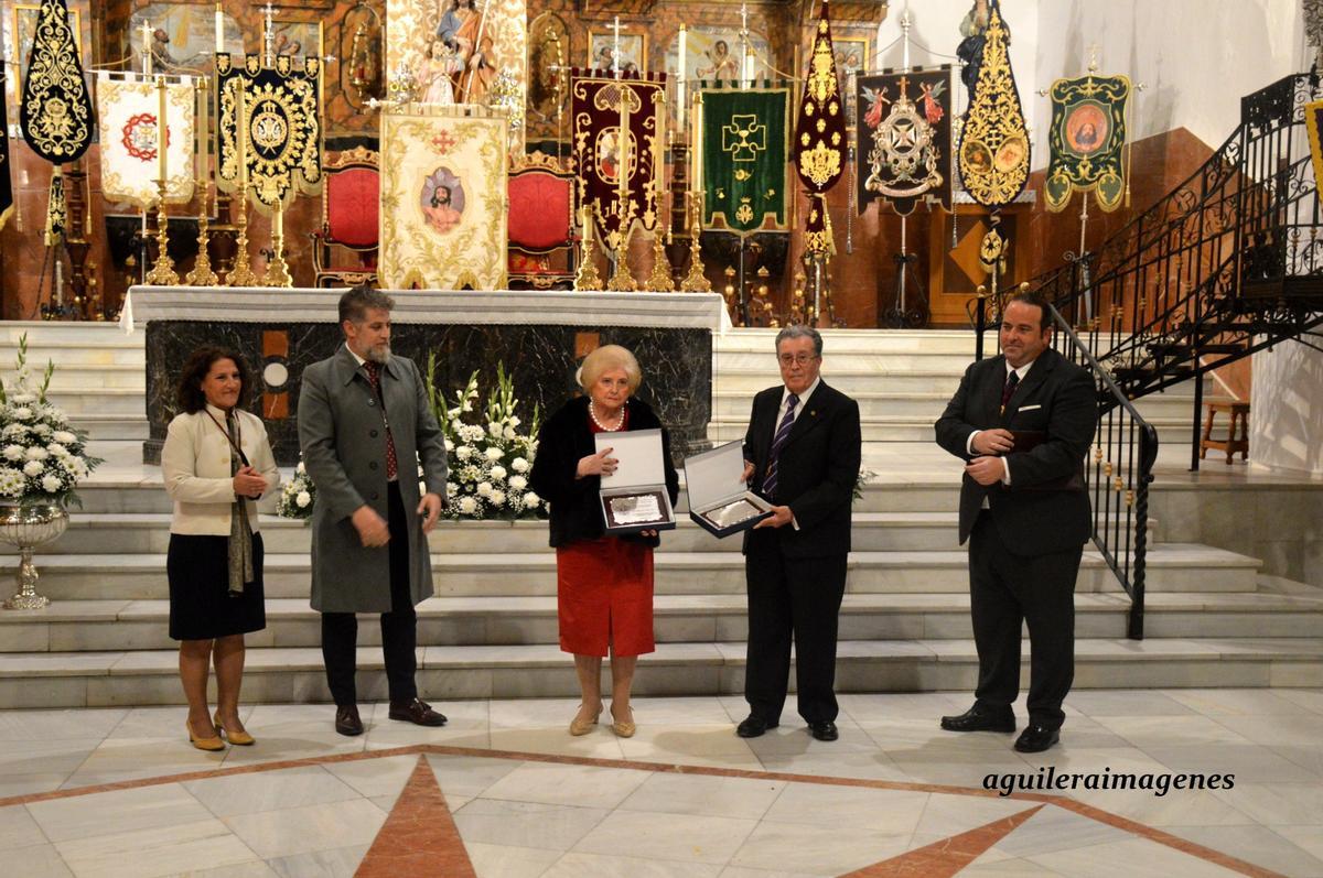 Los cofrades ejemplares Francisca Raya y Alfonso Romero, en el centro, junto a Raquel Serrano, José y Diego nombramiento cofrade ejemplar fernan nuñez