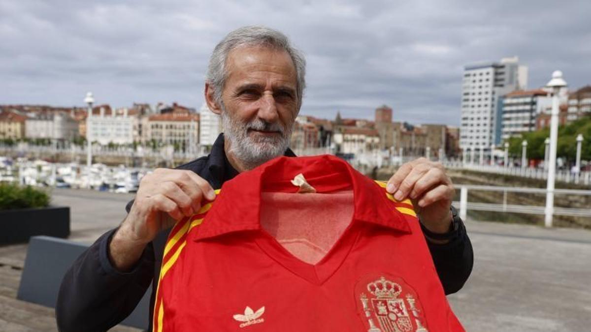 Jiménez, con su camiseta de la Selección del Mundial 82