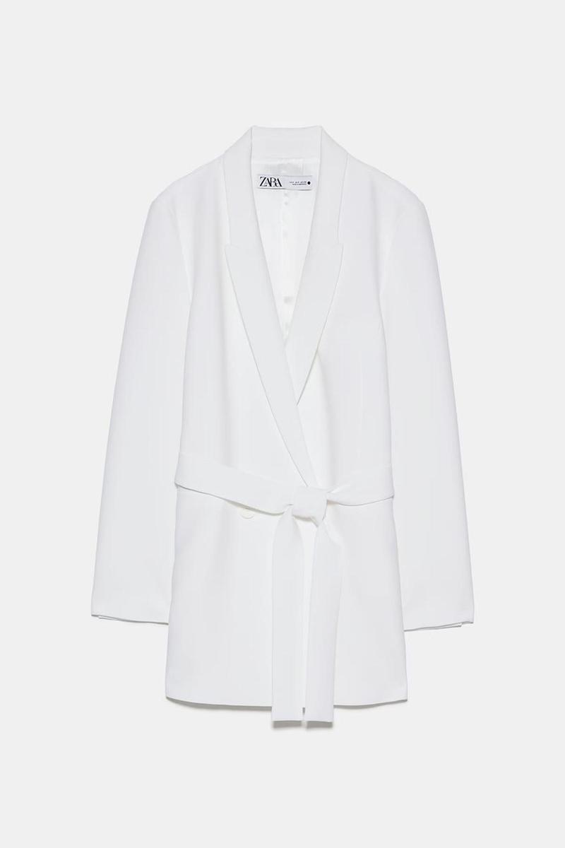 Blazer con cinturón blanca de Zara. (Precio: 69,95 euros. Precio rebajado: 39,99 euros)