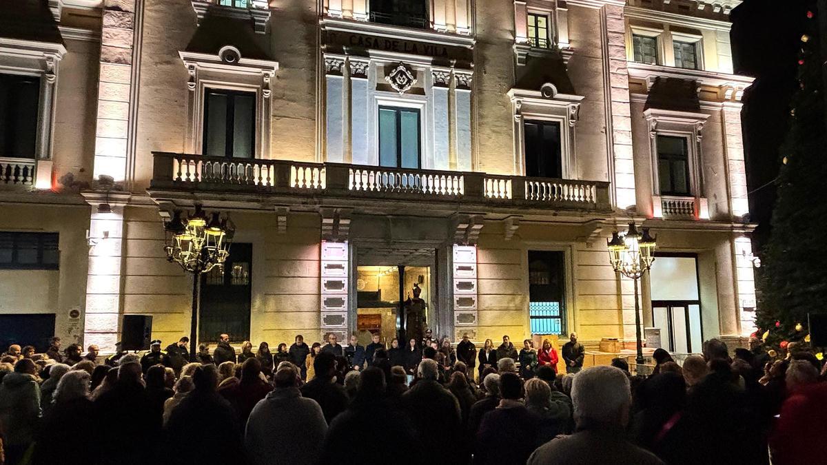 Minuto de silencio para condenar el feminicidio de una vecina de L'Hospitalet en noviembre de 2025