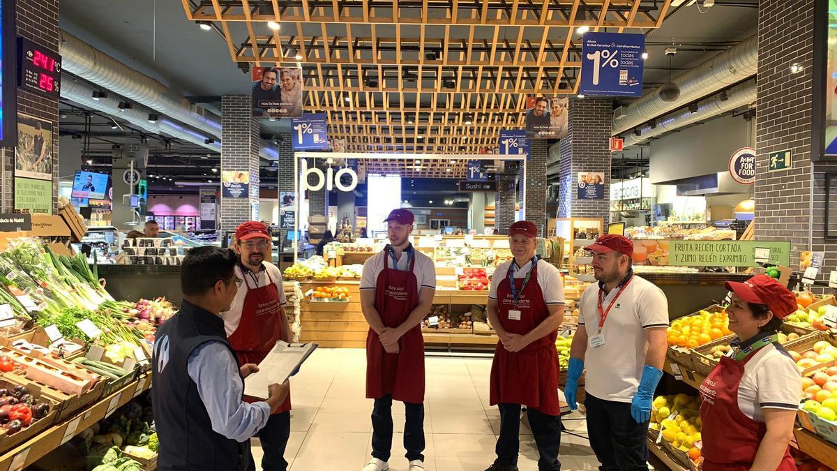 Empleados en una tienda de la cadena Carrefour.