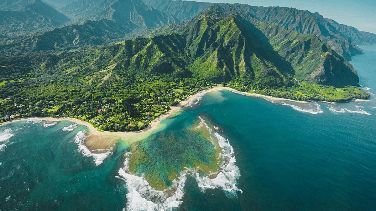 La costa de Na Pali, en Kauai, resume la belleza salvaje de Hawái, una isla muy vinculada al cine de aventuras.