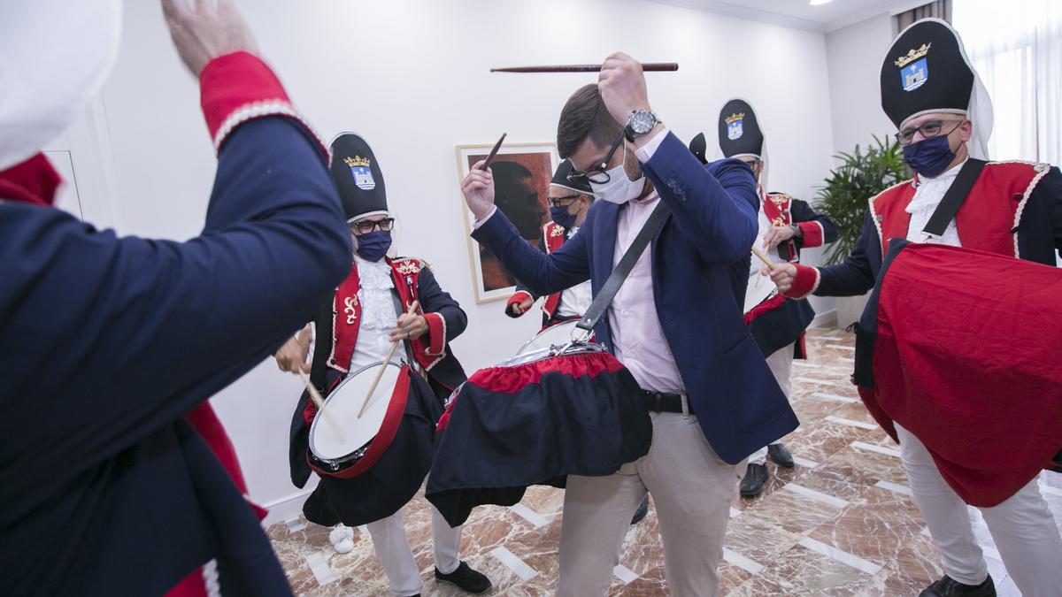 El Tio de la Porra de Gandia da la bienvenida a las fiestas