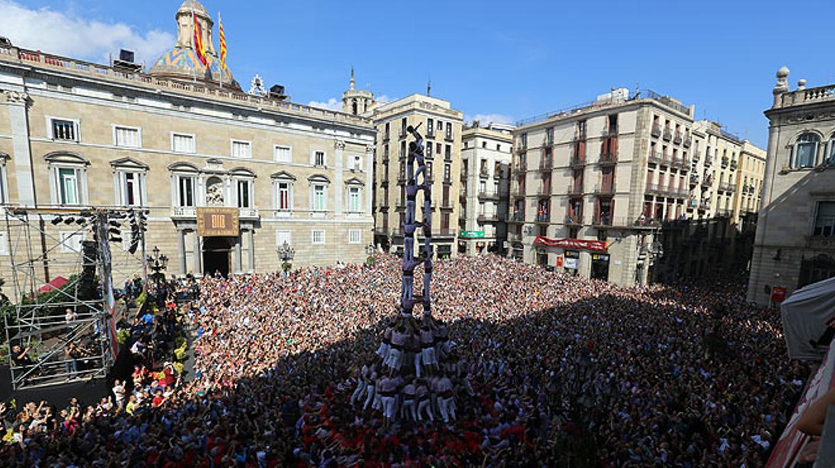 Castell 3 de 10 amb folre i manilles dels Minyons de Terrassa, durant la jornada castellera de les festes de la Mercè 2016.