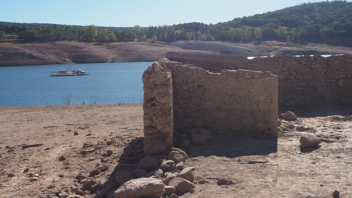 Turismo de sequía en el pantano de Sau